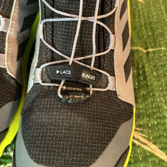 Adidas Kids Terrex Mid Gore-Tex Hiking Boot. 6.5 - Picture 3 of 10